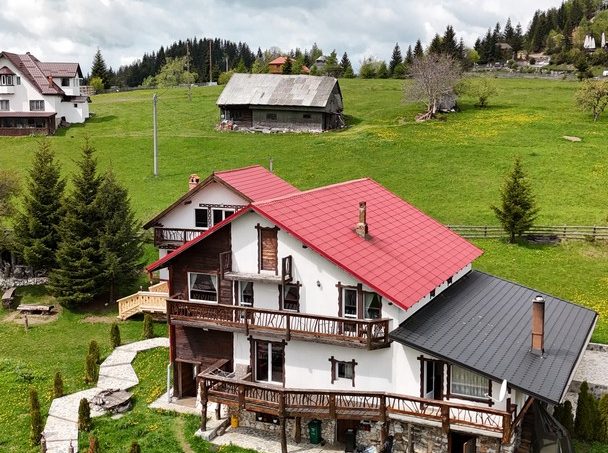 Casa Plai cu Dor - exterior panoramic, casă modernă cu terasă într-un mediu rural pitoresc