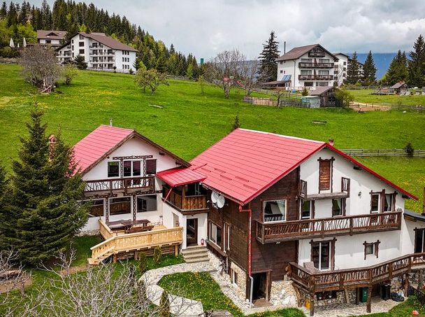 Casa Plai cu Dor - exterior panoramic din alt unghi, casă modernă cu terasă într-un mediu rural pitoresc