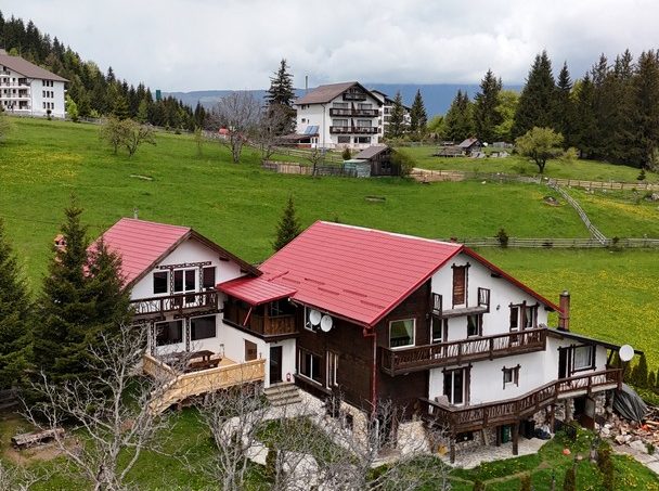 Casa Plai cu Dor - exterior panoramic cu parcare, casă modernă cu terasă într-un mediu rural pitoresc