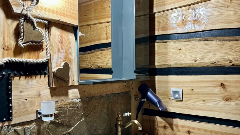 Casuta Con - baie modernă cu design rustic, elemente naturale și amenajare elegantă