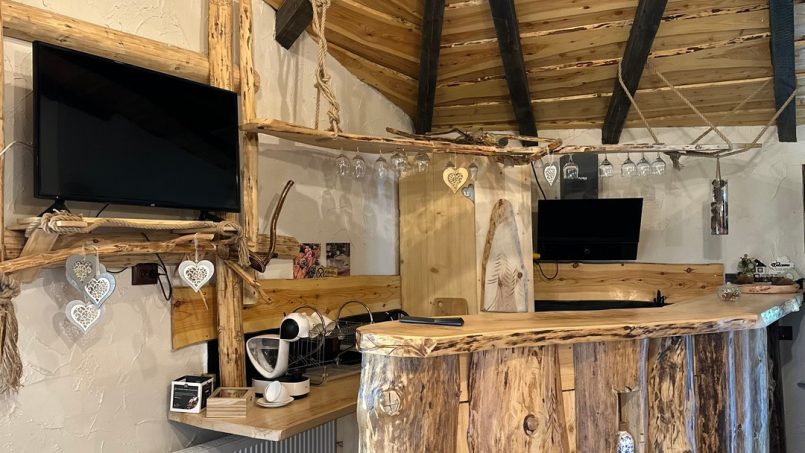 Casuta Con - bar modernă cu design rustic, elemente naturale și amenajare elegantă