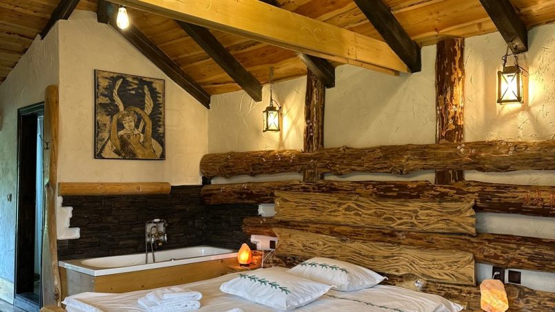 Casuta Con - cameră de dormit cu bază, design rustic modern cu elemente naturale