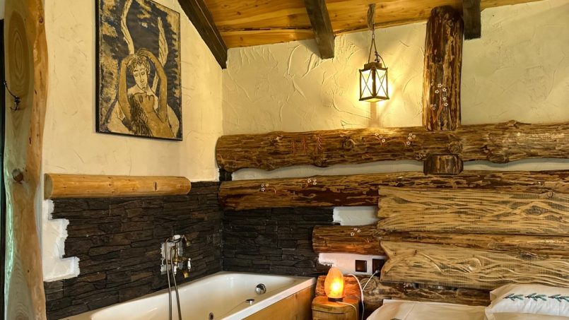 Casuta Con - cameră de dormit cu bază, design rustic modern cu elemente naturale