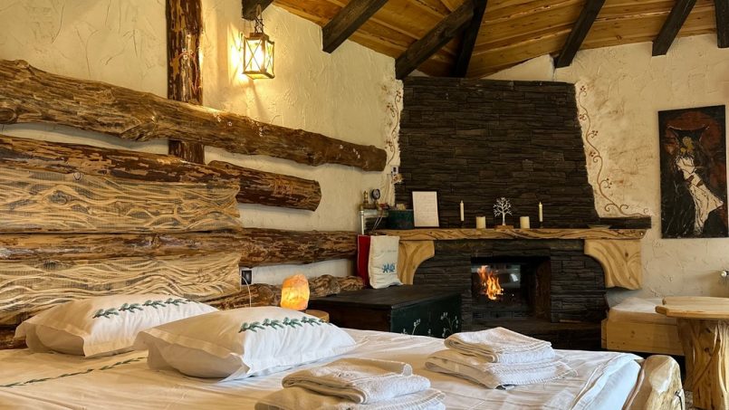 Casuta Con - cameră de dormit cu calea de pat personalizată, design rustic modern cu elemente naturale din alt unghi