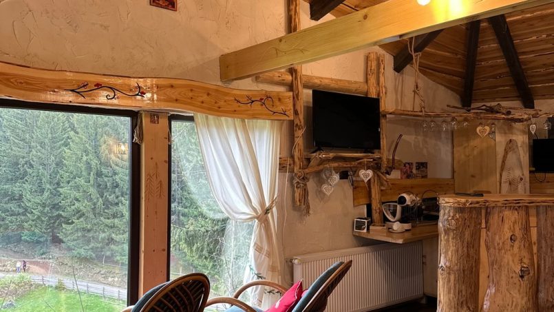Casuta Con - cameră de dormit cu zonă relax, design rustic modern cu elemente naturale