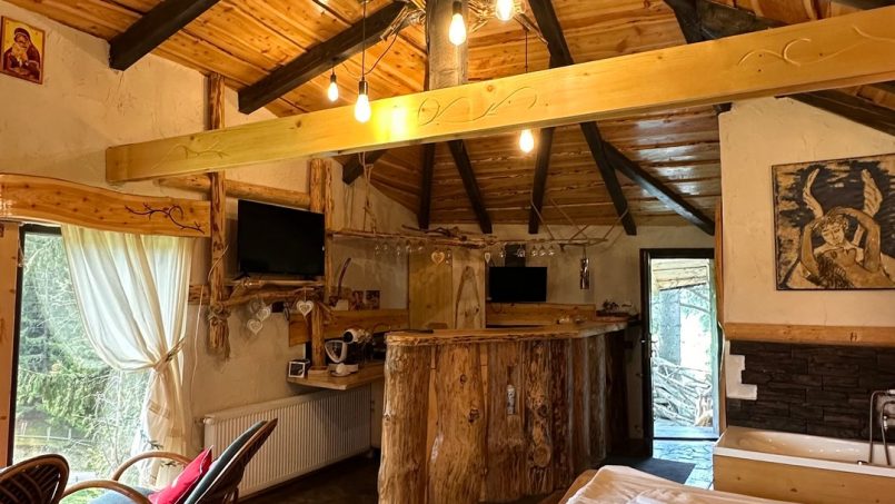 Casuta Con - cameră de dormit cu bar, design rustic modern cu elemente naturale