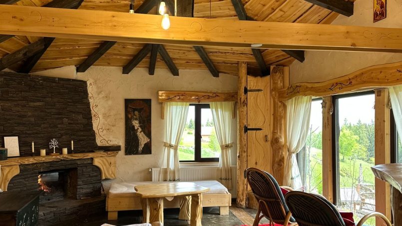 Casuta Con - cameră de dormit cu canapea, design rustic modern cu elemente naturale