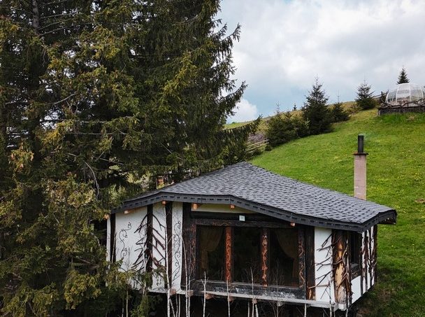 Casuta Con - exterior panoramic, casă modernă cu design unic într-un mediu rural pitoresc