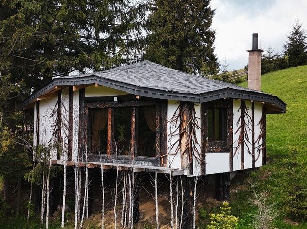 Casuta Con - exterior panoramic din alt unghi, casă modernă cu design unic într-un mediu rural pitoresc