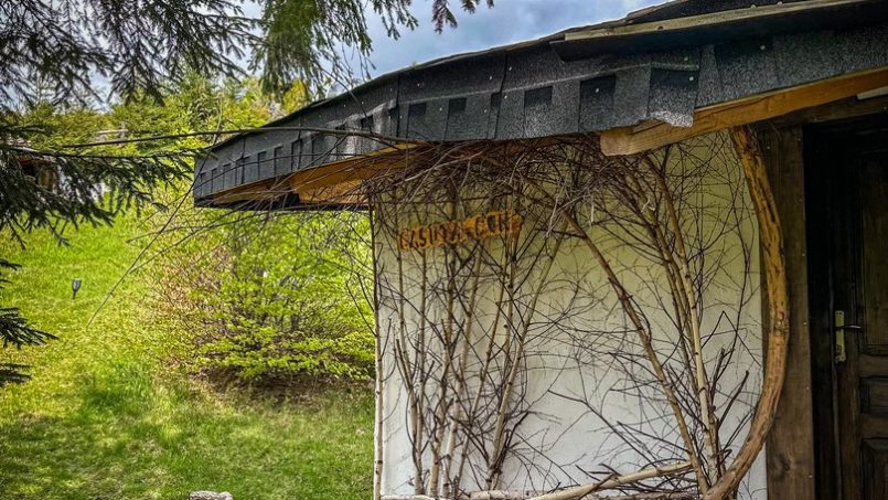 Casuta Con - intrare cu design rustic modern, elemente naturale și vedere panoramică
