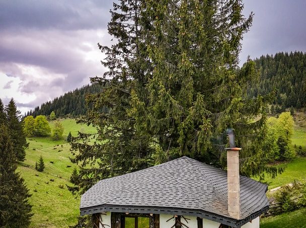 Casuta Con - exterior panoramic, casă modernă cu design unic într-un mediu rural pitoresc