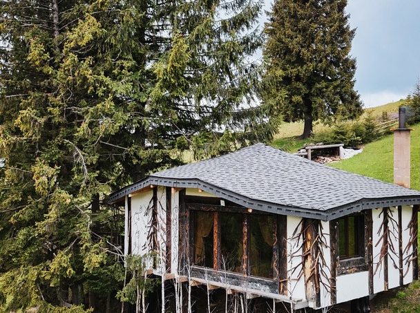 Casuta Con - exterior panoramic, casă modernă cu design unic și zonă jardiniere într-un mediu rural pitoresc