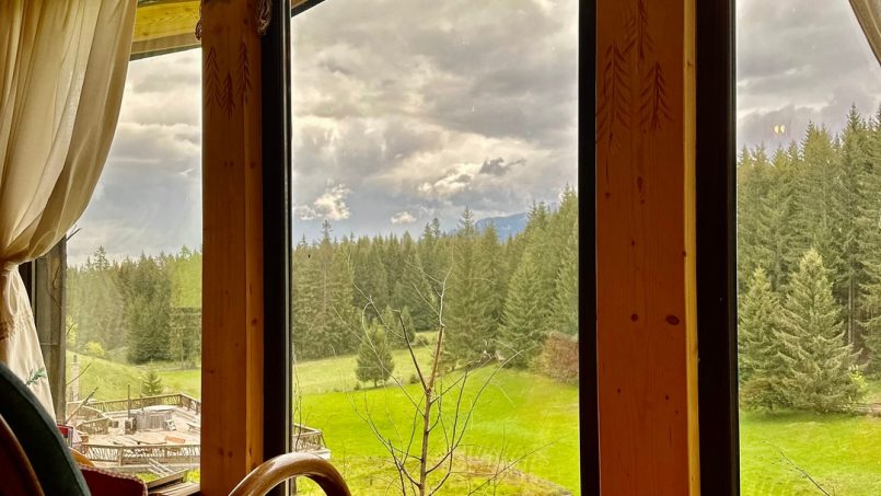 Casuta Con - vedere panoramică prin fereastra camerii, design rustic modern cu elemente naturale
