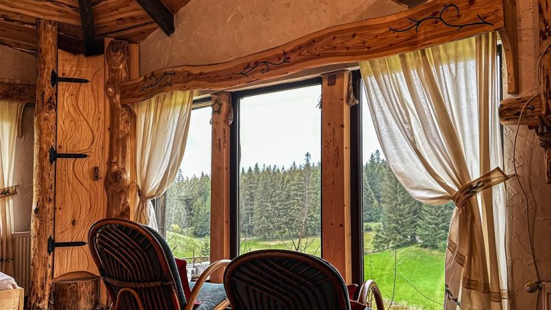 Casuta Con - zonă relax cu vedere panoramică din alt unghi, design rustic modern cu elemente naturale