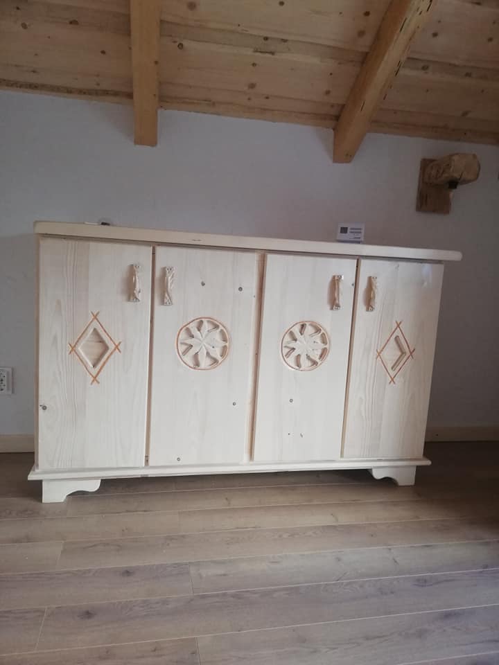 Comoda usi sculptate