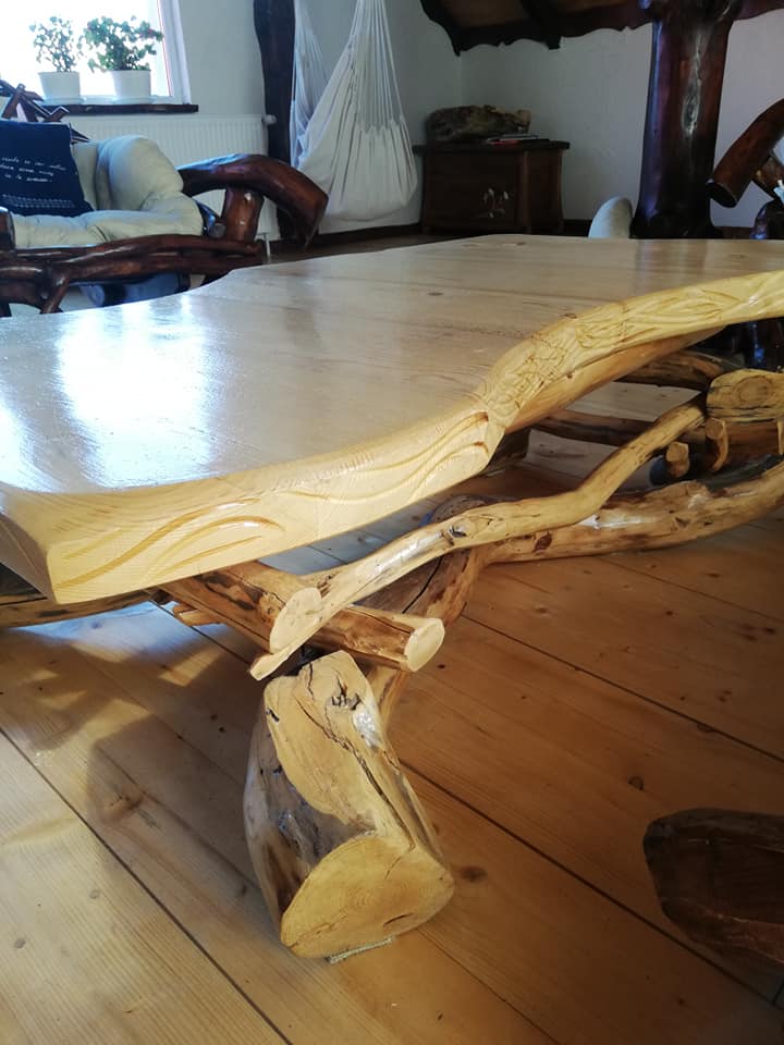 Masa artizanala sculptata lemn