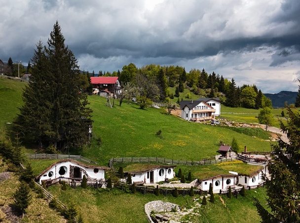 Odai din Plai - vedere panoramică exterior, design rustic modern cu elemente naturale