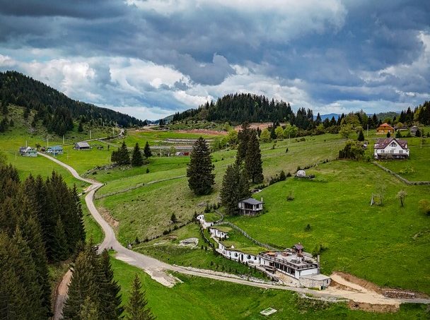 Odai din Plai - vedere panoramică cu zonă jardiniere, design rustic modern cu elemente naturale