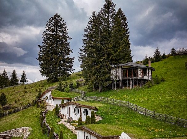 Odai din Plai - exterior panoramic cu zonă jardiniere, design rustic modern cu elemente naturale