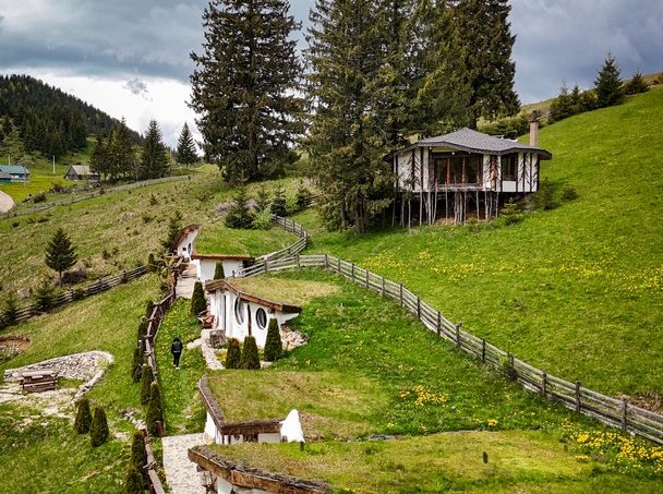 Odai din Plai - exterior panoramic cu zonă jardiniere, design rustic modern cu elemente naturale
