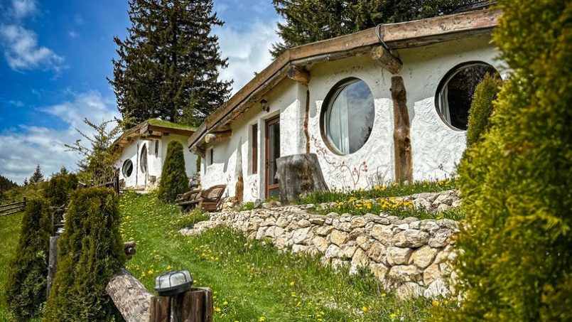 Odai din Plai - exterior panoramic cu zonă jardiniere, design rustic modern cu elemente naturale