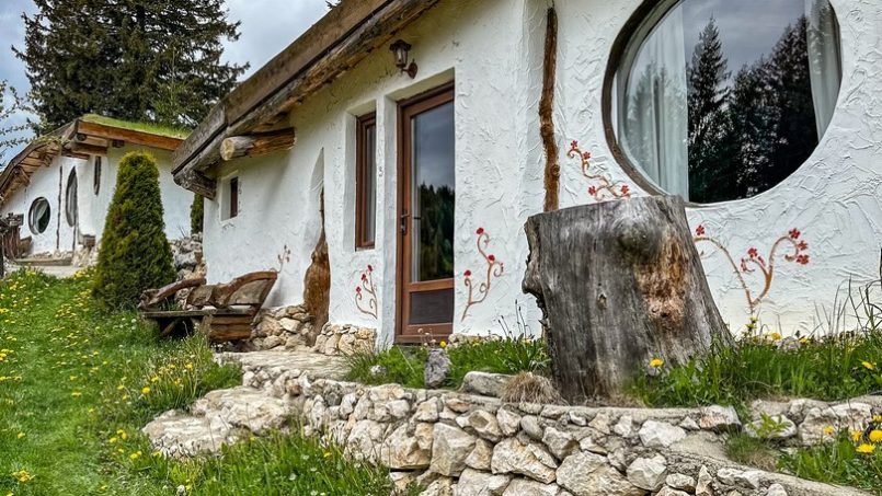 Odai din Plai - exterior panoramic cu zonă jardiniere, design rustic modern cu elemente naturale