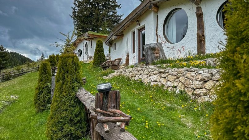 Odai din Plai - exterior panoramic cu zonă jardiniere, design rustic modern cu elemente naturale