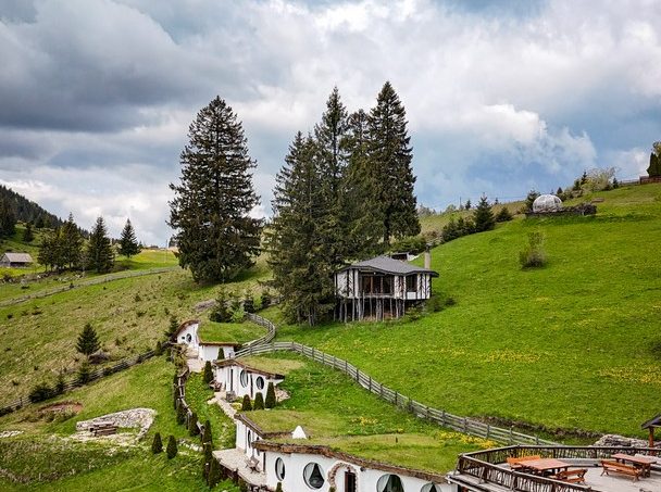 Odai din Plai - exterior panoramic din alt unghi, zonă jardiniere cu design rustic modern