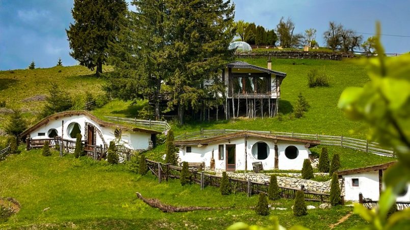 Odai din Plai - exterior panoramic cu zonă jardiniere, design rustic modern cu elemente naturale