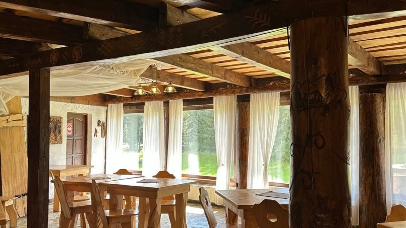 Odai din Plai - sala de mese cu design rustic modern, elemente naturale și vedere panoramică