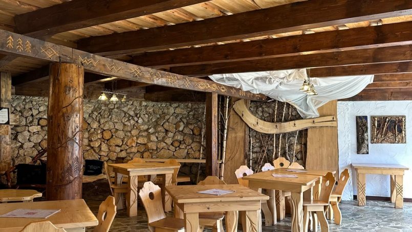Odai din Plai - sala de mese cu design rustic modern din alt unghi, elemente naturale și iluminare subțire