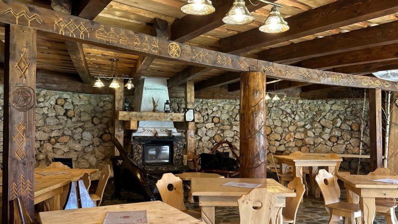 Odai din Plai - sala de mese cu semineu, design rustic modern cu elemente naturale