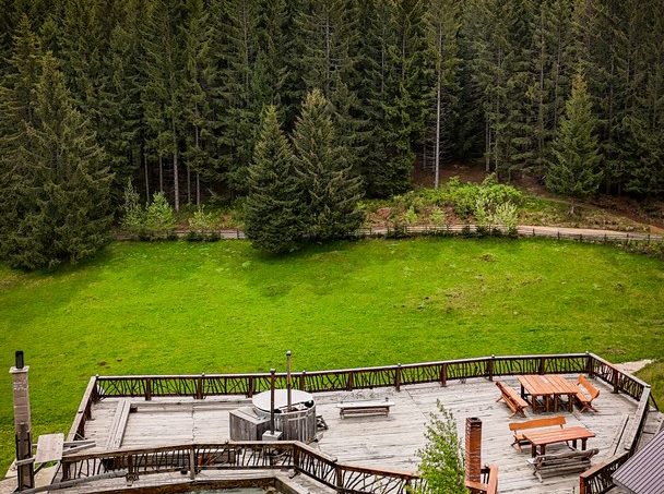 Odai din Plai - terasă exterior cu design rustic modern, zonă jardiniere și vedere panoramică