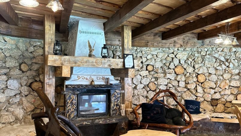 Odai din Plai - zonă relax cu scaune rustice, design rustic modern cu elemente naturale
