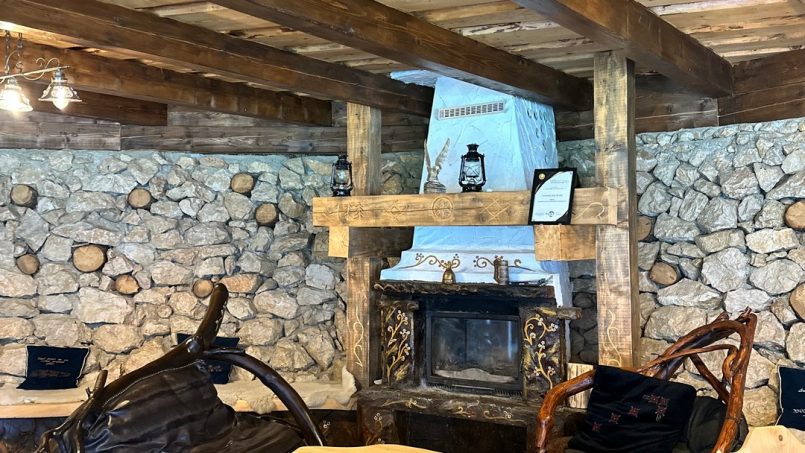 Odai din Plai - zonă relax cu focar decorativ, design rustic modern cu elemente naturale